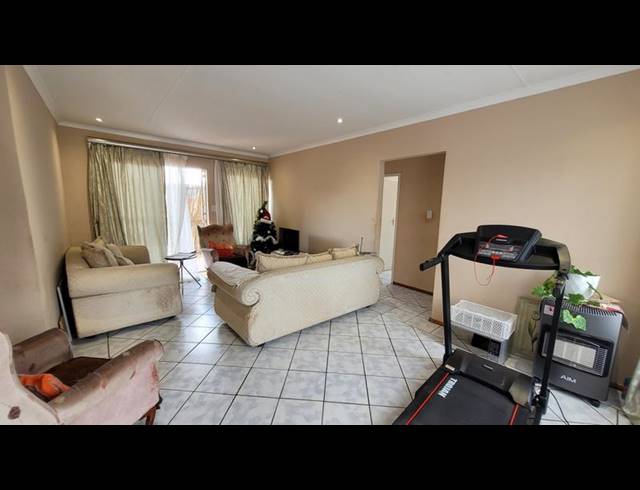 3 BEDROOM APARTMENT FOR SALE IN MAGALIESKRUIN